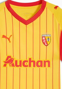 Gul trøje med røde striber, rød V-halskrave, Puma-logo og Racing Club de Lens-badge. Har et stort "Auchan"-logo i gul og rød.