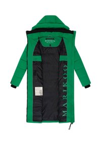 Abrigo parka acolchado verde con interior negro, presenta una capucha, cremallera y la marca MARIKOO. El interior incluye dos bolsillos y una etiqueta.