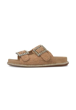 Jasnobrązowa klapka z teksturowanymi materiałowymi paskami, ozdobnymi klamrami z kryształkami oraz miękką podeszwą z metalicznym wykończeniem na krawędzi.