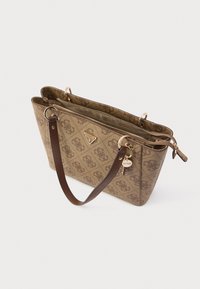 Geantă tote maro cu model monogram, accente aurii și mâner dublu maro. Dispune de închidere cu fermoar și detaliu breloc.