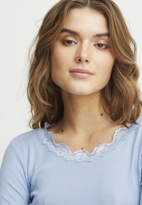 Fransa Top dugih rukava - powder blue