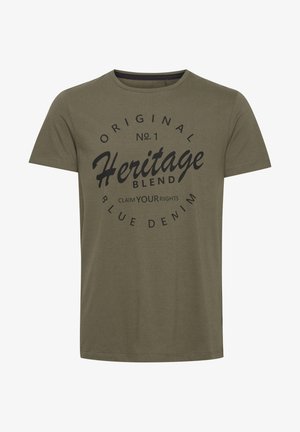 Olivno zelena bombažna majica s krožnim izrezom, ki vsebuje črn tiskani tekst: "Original No. 1 Heritage Blend Claim Your Rights" v krožni zasnovi.