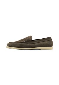 Chaussure à enfiler en daim marron avec des coutures et une semelle en caoutchouc de couleur claire. Présente un profil bas et une texture lisse.
