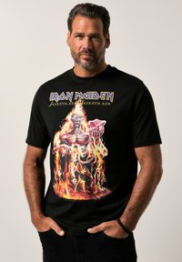 Černé bavlněné tričko s živým grafickým potiskem hřebčína obklopeného plameny, s textem "Iron Maiden Seventh Son."
