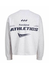 Sudadera gris con mangas largas. Presenta texto en azul marino: "ATLETISMO Funcional" y varias palabras. El diseño incluye tres estrellas sobre el texto.