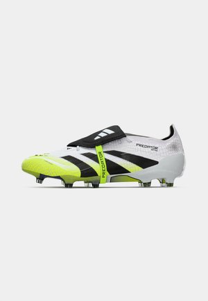 Fehér, sárga és fekete Adidas Predator focicipő stoppal, fekete fűzőfedéllel és "Predator" márkajellel az oldalon és a pánton.