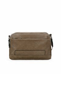 Bolso bandolera de cuero marrón con una textura suave, que cuenta con una parte superior con cremallera y un panel decorativo embosado en la parte frontal.