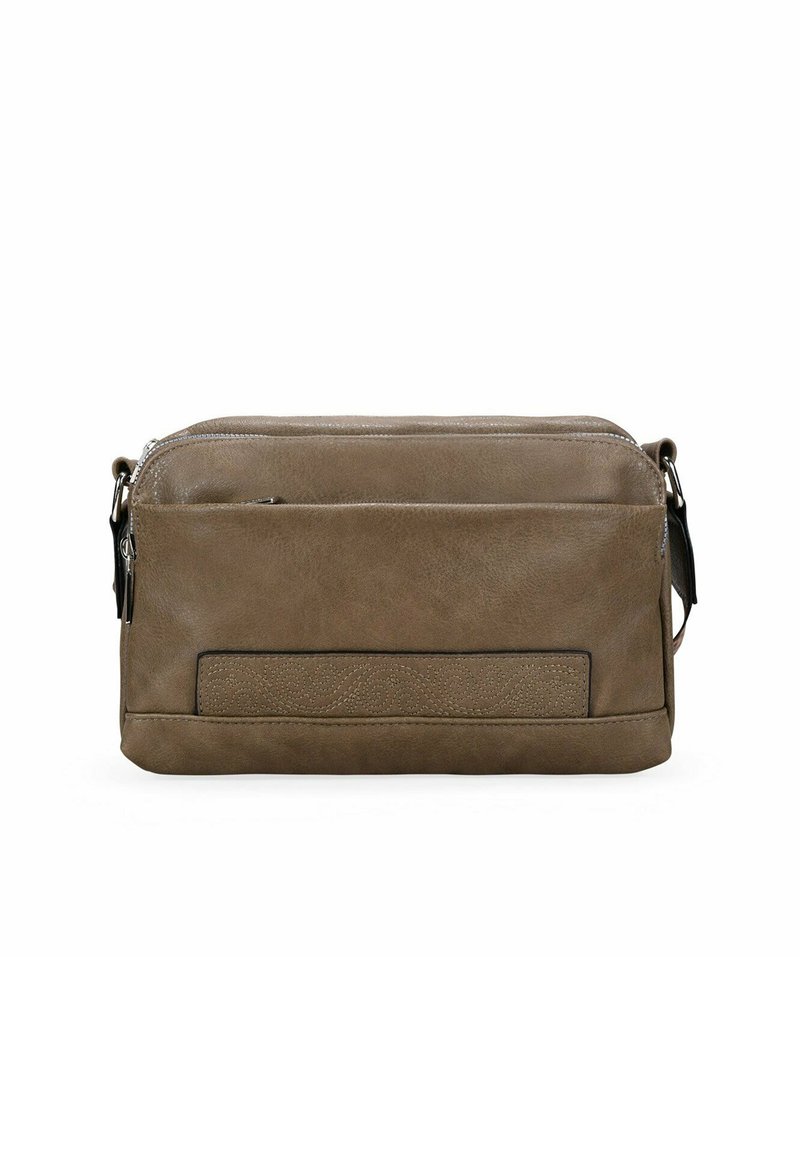 Bolso bandolera de cuero marrón con una textura suave, que cuenta con una parte superior con cremallera y un panel decorativo embosado en la parte frontal.