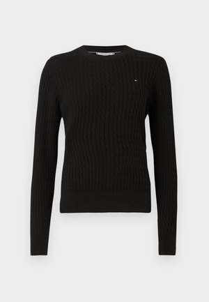 Czarny sweter z długim rękawem i okrągłym dekoltem, o teksturowanym wzorze warkocza i małym logo na górnej lewej stronie klatki piersiowej.