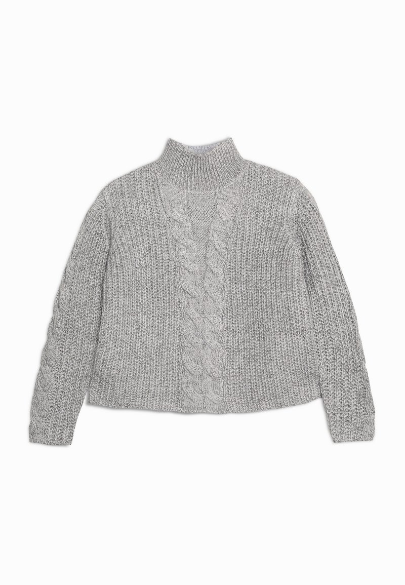 Pull tricoté gris clair avec col montant côtelé, manches longues et motif torsadé central sur le devant et les manches.