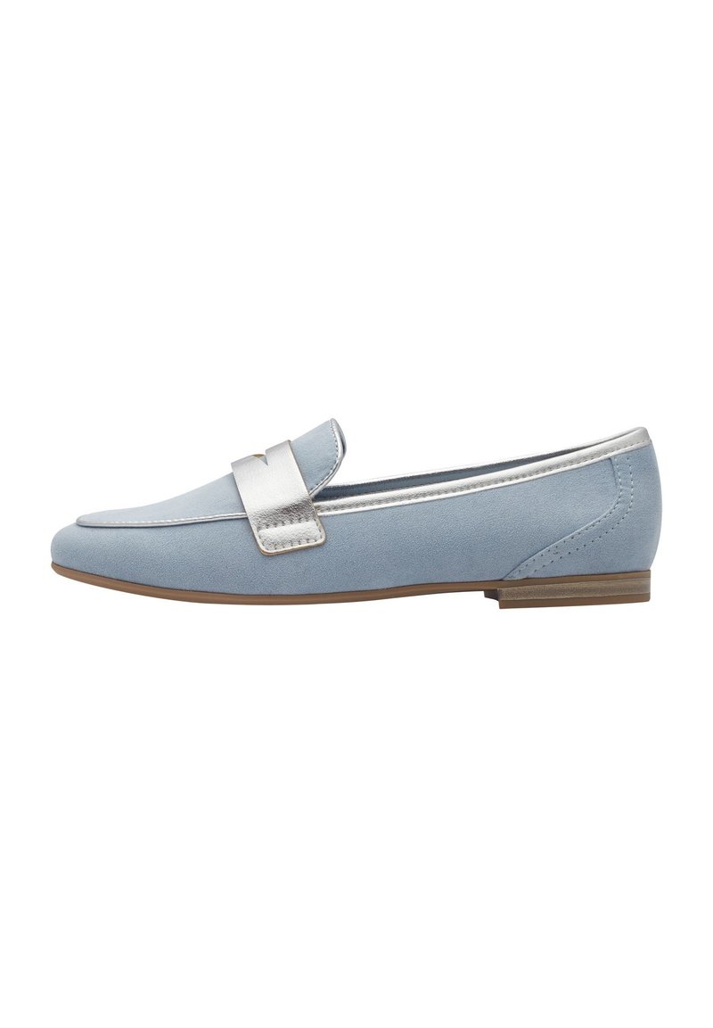 Blauwe suède loafers met een zilveren accentriem en -afwerking, lage rubberen hak en een schoon, afgevlakt te ontwerp. Soepele textuur met minimale stiksels.
