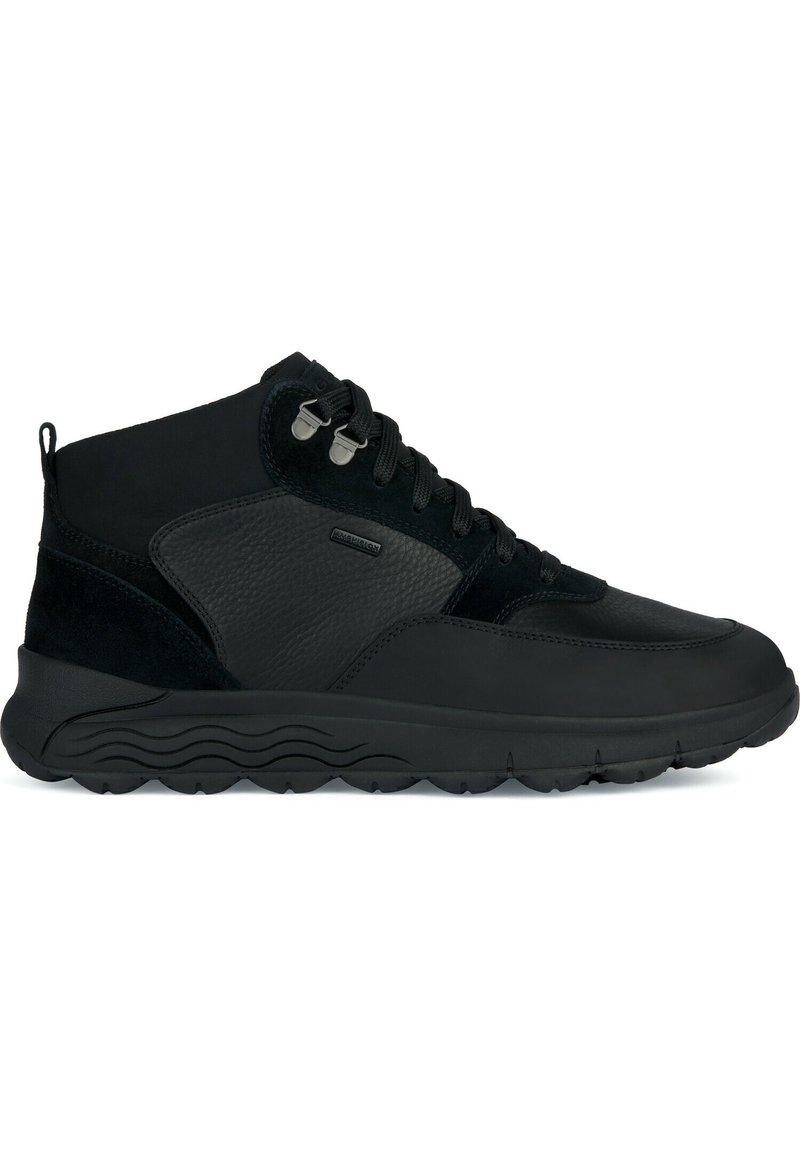 Schwarze Mid-Top-Schuhe aus Leder und Wildleder. Mit strukturierten Einsätzen, runder Zehenpartie und flexibler, strukturiertem Gummisohle.