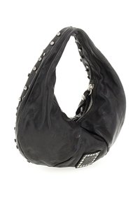 Borsa hobo in pelle nera con borchie argento lungo la tracolla, chiusura a zip e un'etichetta rettangolare borchiata sul davanti.
