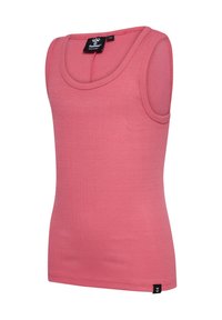Roze ribbed tanktop met een ronde halslijn en brede schouderbanden. Heeft een klein zwart merklabel aan de onderkant links.