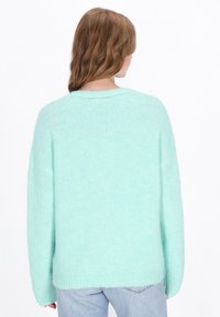Mintgrön överdimensionerad tröja med en mjuk, fluffig textur och rundad halsringning, med neddragna axlar och ribbad nederkant.