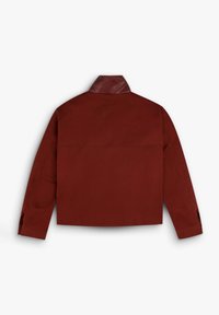 Rød cropped jakke med læderkrave, der har en glat tekstur og lange ærmer. Bagfra ses et rent, minimalistisk design.