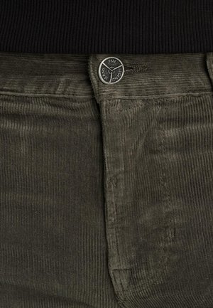Pantaloni in corduroy verde oliva con superficie testurizzata, un bottone metallico in vita e una chiusura con zip sul davanti.