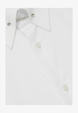 Cămașă albă din bumbac, cu guler clasic, închidere cu nasturi și un colier metalic, având un finisaj neted și texturat.