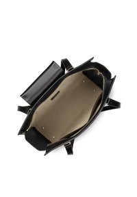 Borsa a tracolla in pelle nera con chiusura a zip, accessori in oro, fodera interna beige e una tasca separata su un lato.