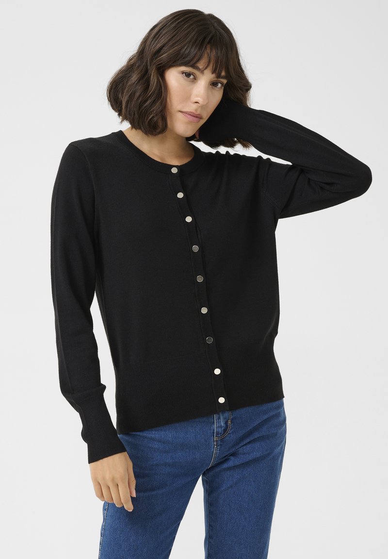 Cardigan negru dintr-un material moale, cu guler rotund, mâneci lungi și un închidere cu nasturi metalici.