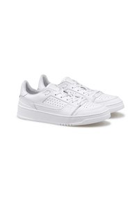 Un paio di sneakers basse in pelle bianca con dettagli perforati e chiusura con lacci su uno sfondo bianco.