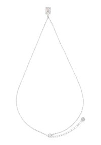 Collana in argento con pendente rettangolare caratterizzato da una pietra centrale trasparente, circondata da un bordo di pietre più piccole. Lunghezza regolabile.