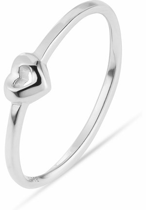 Tyndt sølvring med et lille solidt hjerte, der har en udskåret hjerteform i midten.