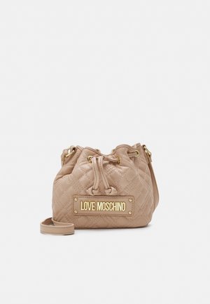 Sac à main en cuir matelassé beige avec cordon, ferrures dorées et plaque "LOVE MOSCHINO" à l'avant, comprenant une fine bandoulière.