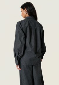 Soaked in Luxury Skjortebluser - black denim stripes