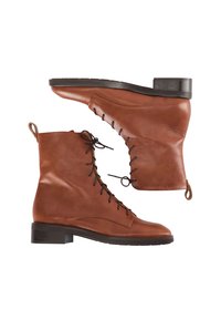 Botine cu siret din piele maro, cu un finisaj neted, vârf rotunjit și tocul mic pătrat. Prezintă șireturi pe lateral și o bandă de prins în spate.