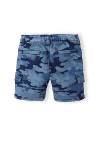 Shorts di denim con un motivo a camuflaggio blu. Presentano una cintura elastica e due tasche posteriori. Tessuto liscio con una vestibilità comoda.