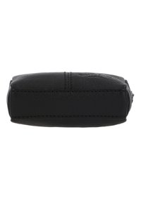 Czarny skórzany portfel o smukłym, prostokątnym kształcie z widocznymi szwami i teksturowanym wykończeniem. Projekt zapięcia nie pokazany.