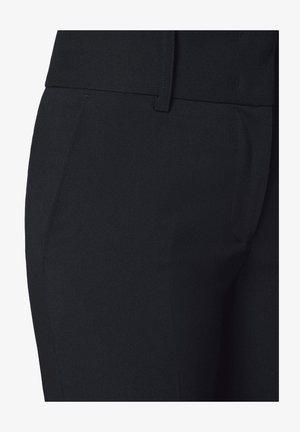Czarne spodnie o gładkiej fakturze, z dopasowanym krojem, dwoma bocznymi kieszeniami i średnim stanem. Zaprojektowane dla uzyskania schludnego wyglądu.