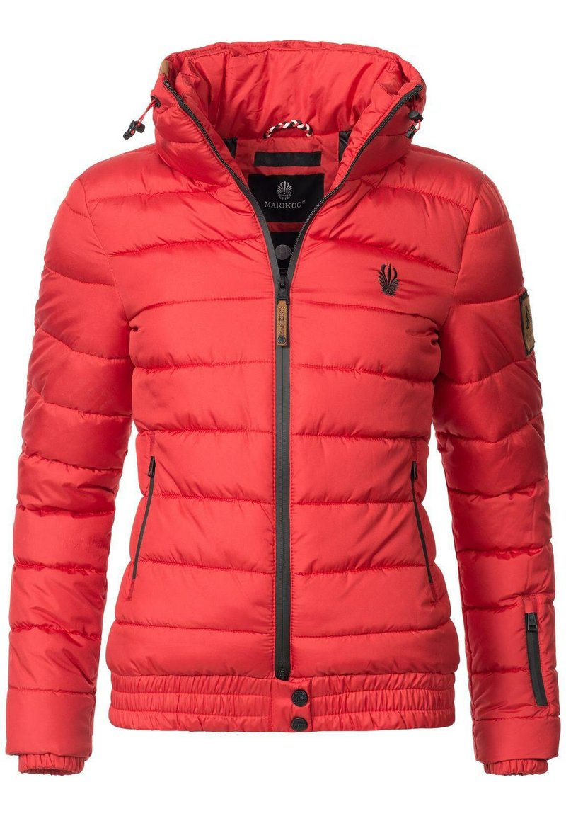 Giacca rossa imbottita con zip frontale, cappuccio regolabile e polsini elasticizzati. Presenta dettagli di cucitura e un patch con logo sulla manica.