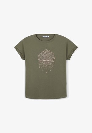 T-shirt verde oliva con maniche corte a scallop. Design centrale di un fiore di loto in metallico oro rosa con dettagli pendenti. Materiale in cotone morbido.