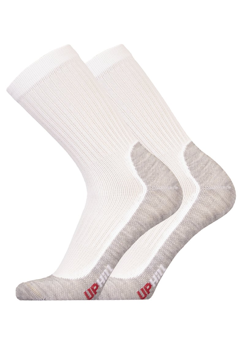 Weiße gerippte Crew-Socken mit grauen Fersen- und Zehenbereichen, die ein rotes "UP HILL"-Logo auf der Unterseite tragen. Weiches, elastisches Material.