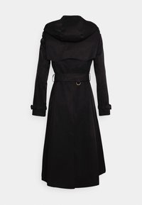 Czarny płaszcz trench z kapturem, paskiem w talii, długimi rękawami z zapięciem na guziki oraz rozcięciem z tyłu dla lepszej swobody ruchów.