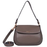 Sac en cuir gris avec une fermeture à rabat, des accents en matériel doré et une bandoulière amovible. Texture lisse et forme arrondie.