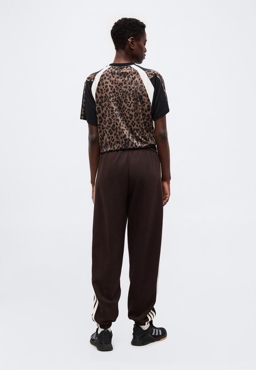 adidas ESSENTIALS 3 STRIPES LOOSE PANTS - Tracksuit bottoms - aurora coffee/ivory — photo 3