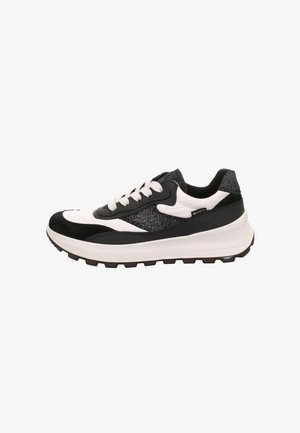 Zapatilla en blanco y negro con una parte superior texturizada, detalles de ante, cuello acolchado, suela gruesa y un dibujo elevado para mayor tracción.
