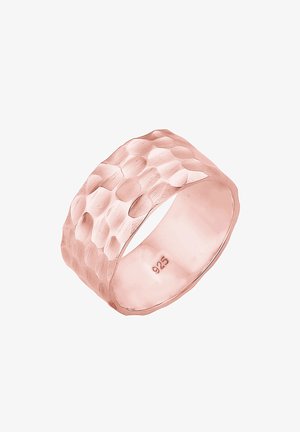 Hamret rose guld ring, bred bånd, glat inderside, har tekstureret yderside med runde fordybninger, mærket med '925' for sølvindhold.