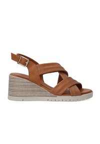 Bruine leren wedge sandalen met kruislings gespen, een getextureerd houten patroon op de wedge en een gesp voor aanpassing.