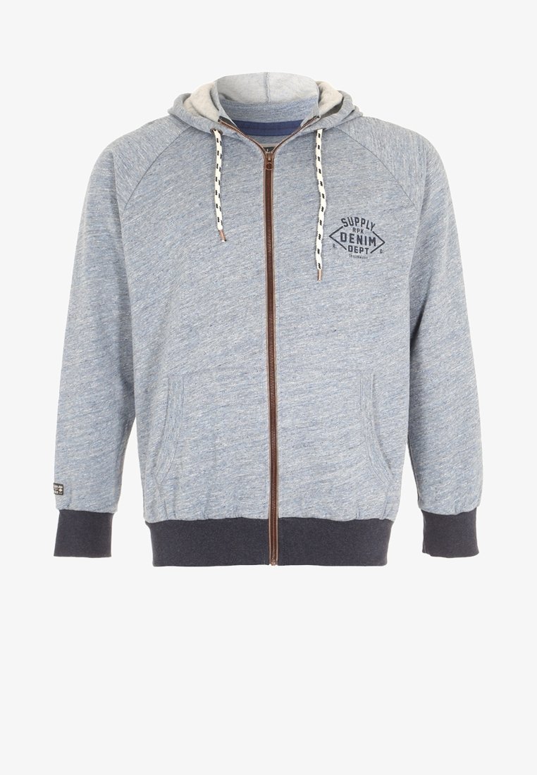 Lyseblå hættetrøje med lynlås og raggansærmer, grå hætte, kontrasterende mørkeblå manchetter, to forlommer og logo på brystet.