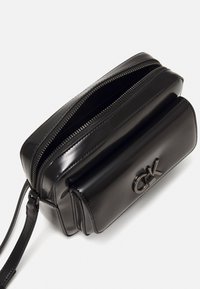 Calvin Klein RE-LOCK CAMERA BAG - Bandolera - black