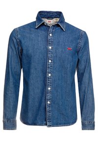 Blauw denim overhemd met lange mouwen, knoopsluiting aan de voorkant, witte knopen en een rood Levi's-logo op het linkerborstzakje. Klassiek kraagontwerp.