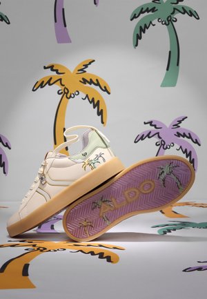 Zapatillas con una parte superior sintética de color crema, acentos en menta y palmeras bordadas. Presenta una suela de goma con detalles en púrpura.