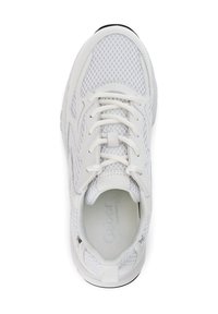 Witte sportschoen met een bovenkant van mesh, ronde neus en witte veters. Geprefabriceerde zool en een gewatteerde kraag. Logo zichtbaar aan de binnenkant van de schoen.