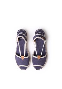 Marineblauwe canvas sandalen met witte bandaccenten en leren details. Beschikt over een gestikte zool en een open teen ontwerp.