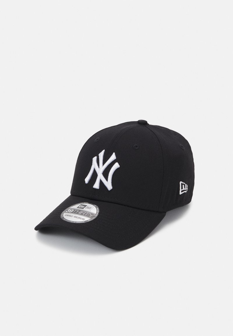 Juodas beisbolo kepurė, pagaminta iš tvirto audinio, su standžiu kraštu, priekyje puikuojasi baltas siuvinėjimas su "NY" logotipu ir New Era logotipas šone.
