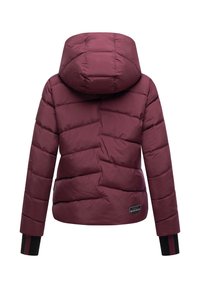 Bordo pūkuota striukė su kapišonu, turinti horizontalius ir chevrono raštus, elastinius rankogalius ir mažą juodą logo etikete.
